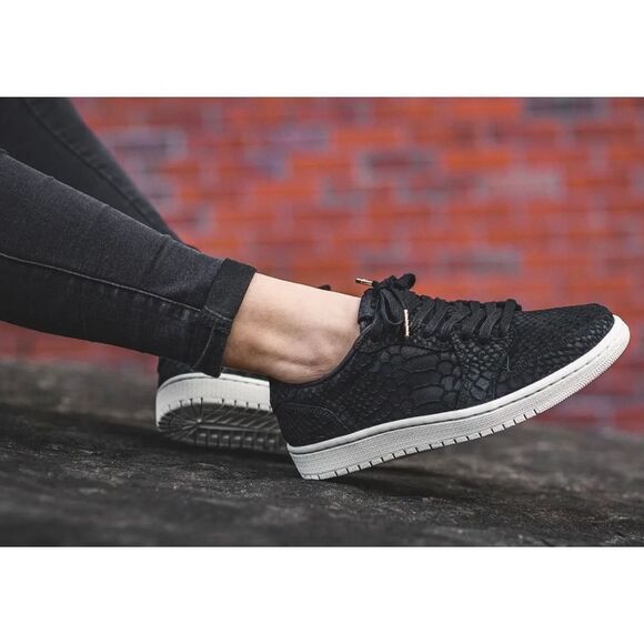 Nike Air Jordan 1 Retro Low Black Python Women size 6.5 Sneaker Shoes - Picture 1 of 13
